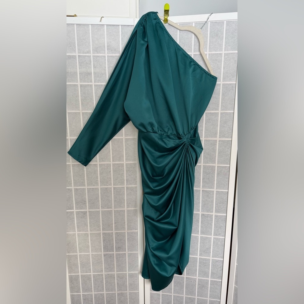 PrettyLittleThing Emerald Green One-Shoulder Dress